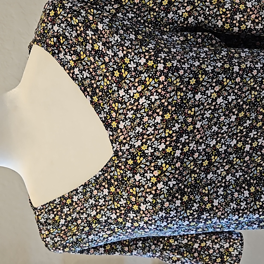 LOFT flowy floral print top, v neck